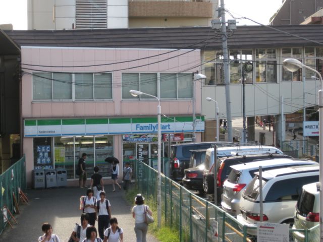 Convenience store. 500m to Family Mart (convenience store)