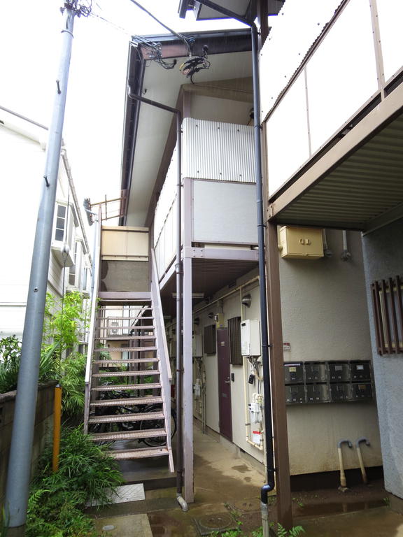 Building appearance. Entrance side