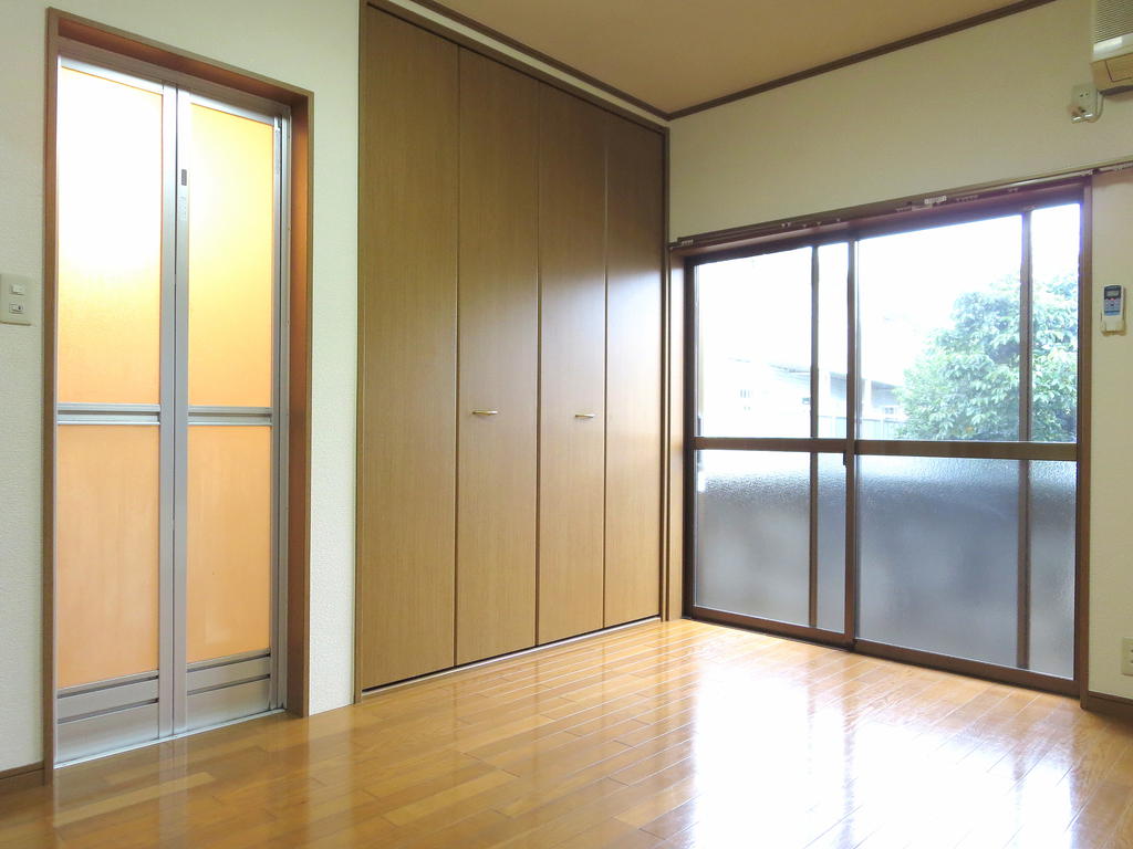 Living and room. Western-style 6 Pledge