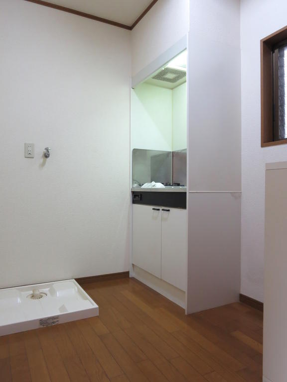 Kitchen. Laundry Area