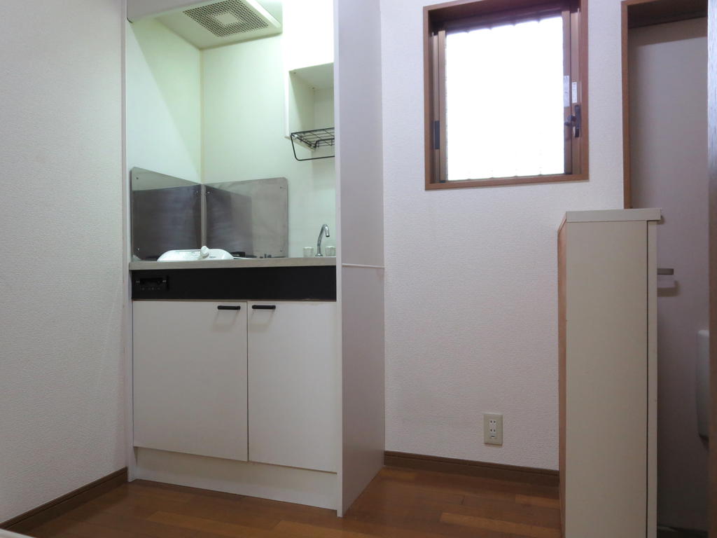 Kitchen. Small window Yes