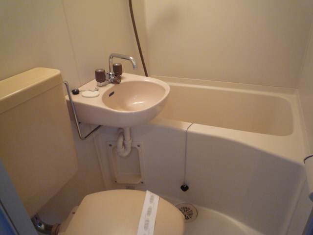 Bath. Cleaning is easy to unit bus