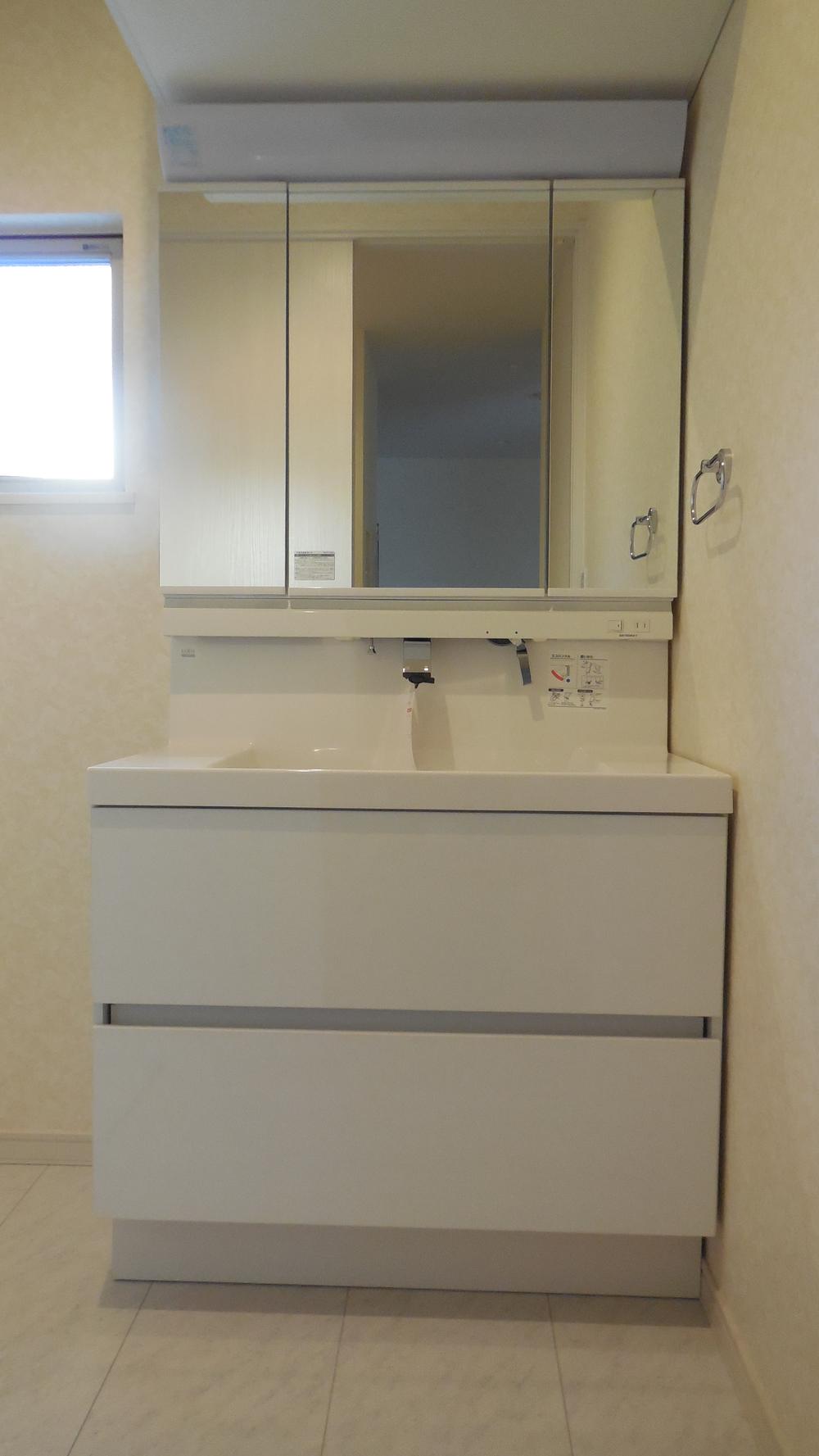 Wash basin, toilet. Indoor (12 May 2013) Shooting