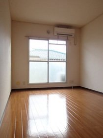 Living and room. South-facing 6 Pledge Western-style