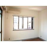 Living and room. There is a bay window