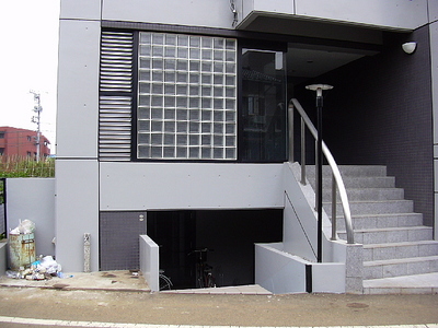 Entrance. Entrance is the auto-lock support.