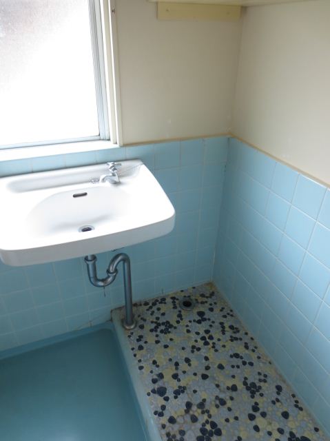 Other room space. It is a washing machine inside the room of the peace of mind