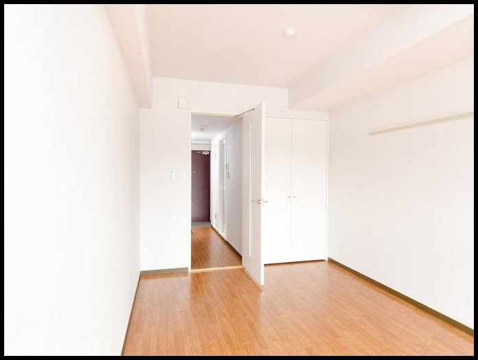 Living and room. ☆ Beautiful flooring ☆