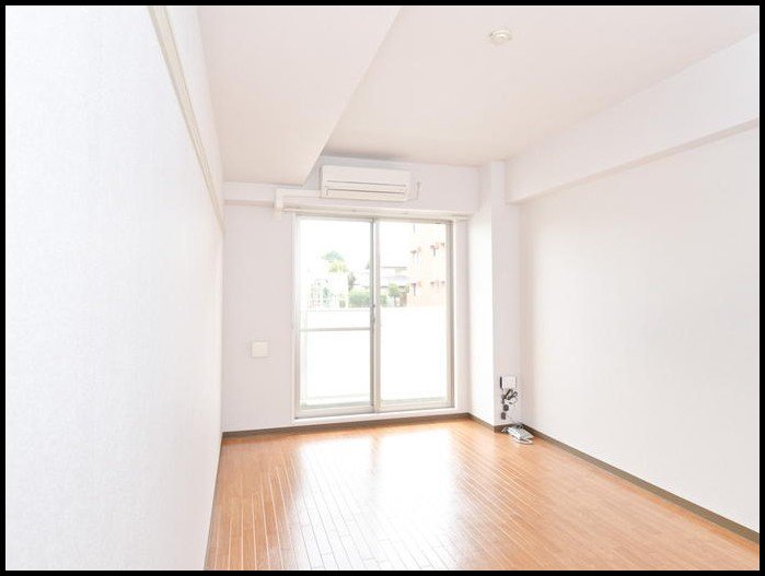 Living and room. ☆ Sunny ☆