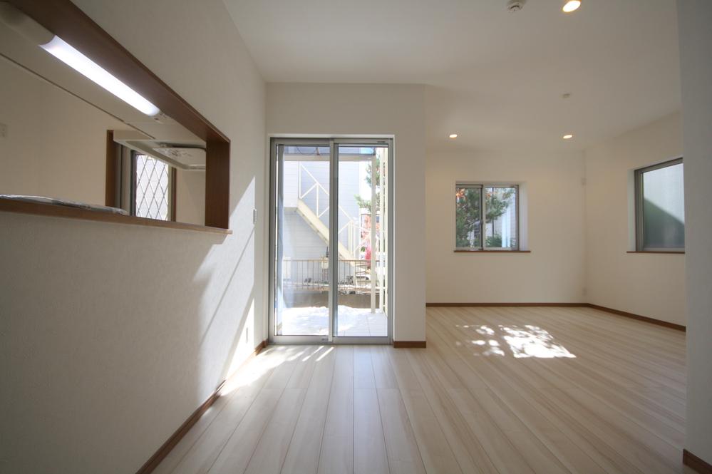 Living. Local (11 May 2013) Shooting A Building