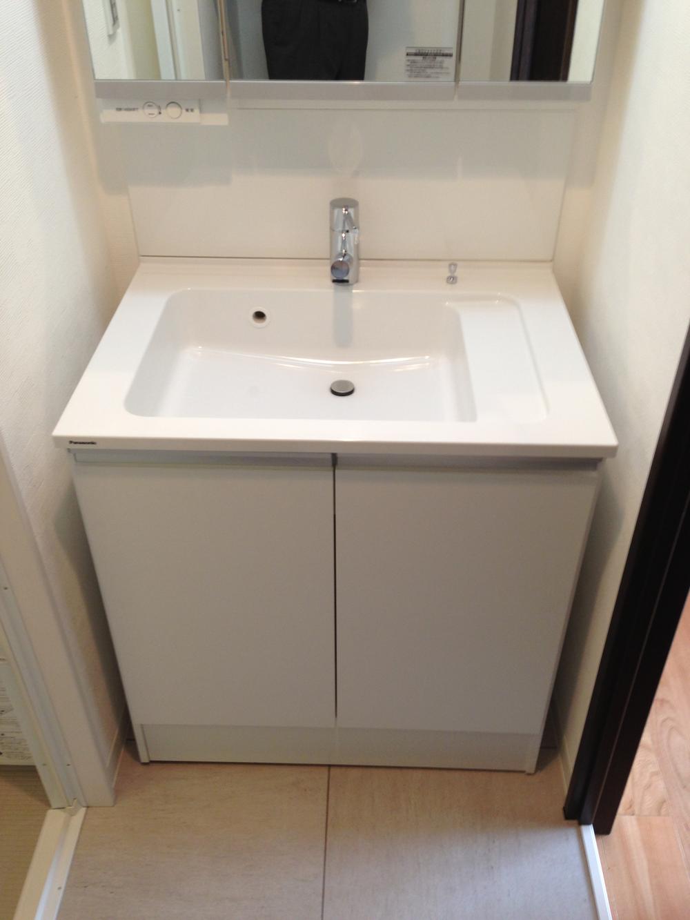 Wash basin, toilet. Room (August 2013) Shooting