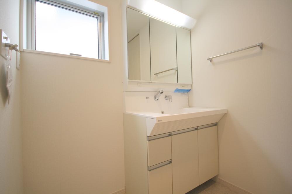 Wash basin, toilet. Indoor (11 May 2013) Shooting