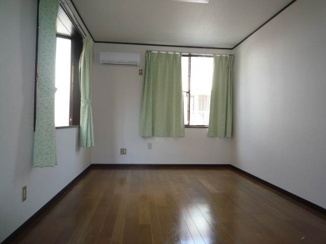 Living and room. Clean flooring