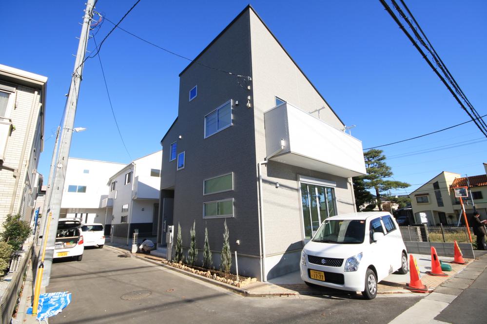 Local photos, including front road. Local (12 May 2013) Shooting