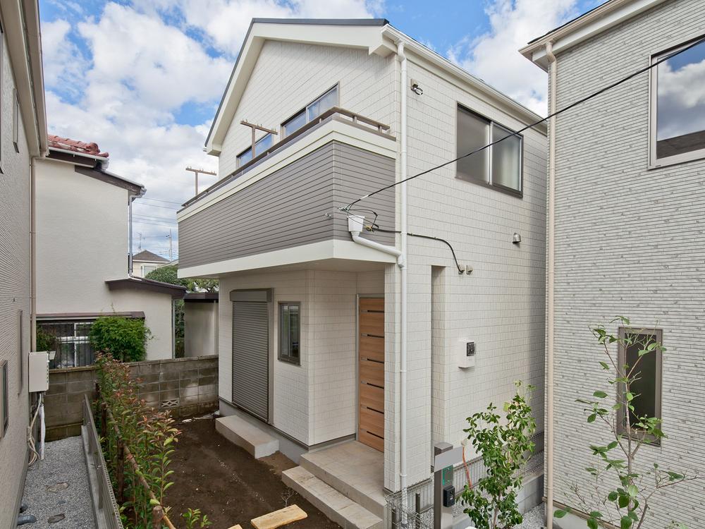 Local photos, including front road. Local (10 May 2013) Shooting