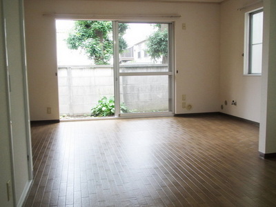 Living and room. Western-style spacious flooring