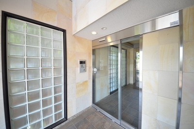 Entrance. Auto-lock with Mansion