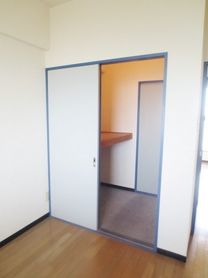 Receipt. Walk-in closet