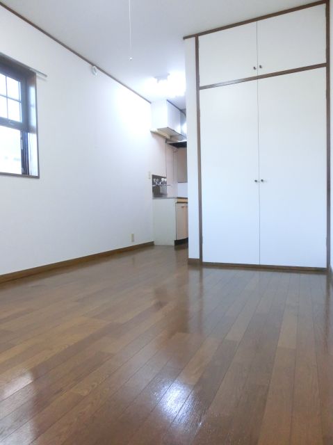 Living and room. Is the entrance direction as viewed from the veranda side