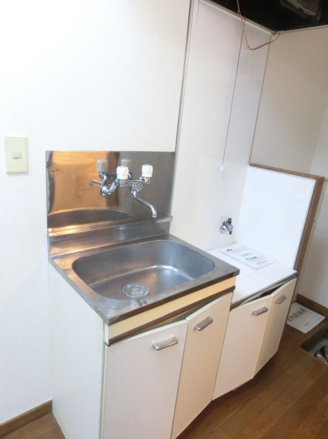 Kitchen. Gas stove is can be installed in the kitchen