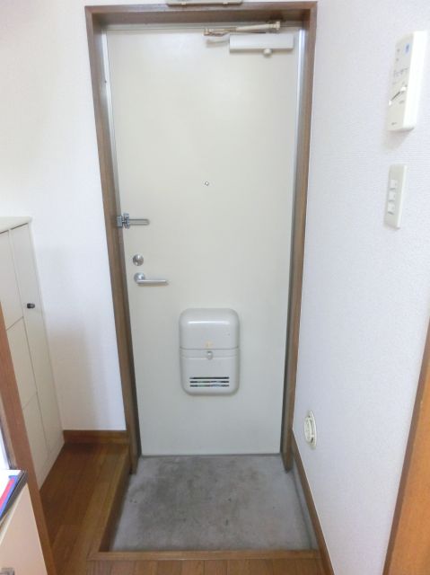 Entrance. It is the entrance with a shoebox