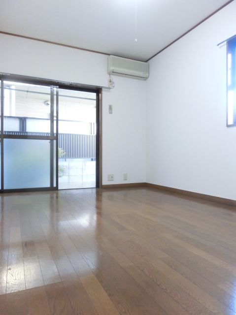 Living and room. Corner room, Two-sided lighting is the room