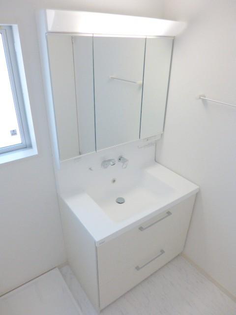 Wash basin, toilet. Wash