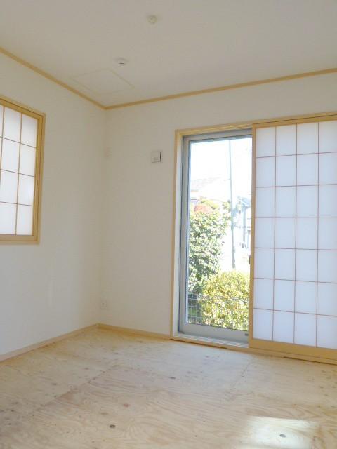Non-living room. There is also a Japanese-style room