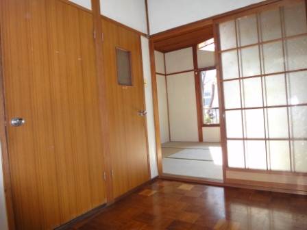 Living and room. Spread of kitchen