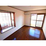 Living and room. Clean room There is a bay window