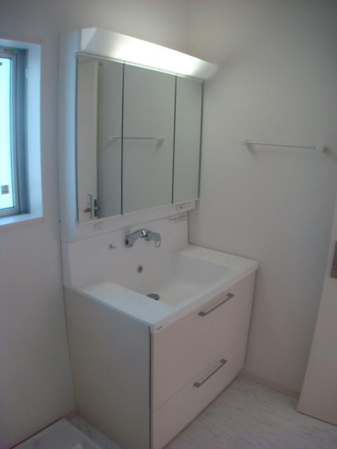 Wash basin, toilet. ● washroom: December 2013 shooting