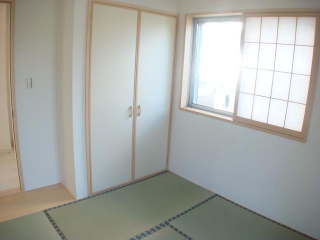 Non-living room. ● Japanese-style room: December 2013 shooting