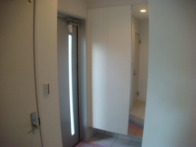 Entrance. ● entrance: December 2013 shooting