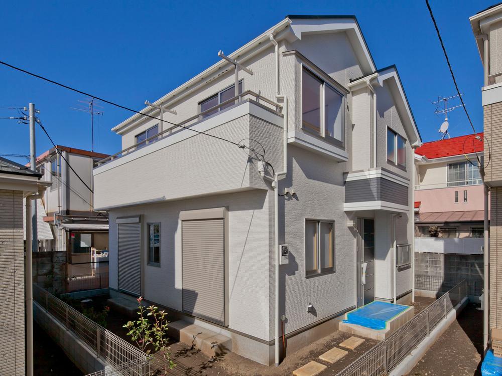 Local photos, including front road. Local (11 May 2013) Shooting