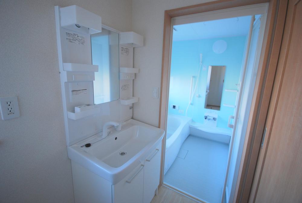 Wash basin, toilet. I Building ・ Local Photos