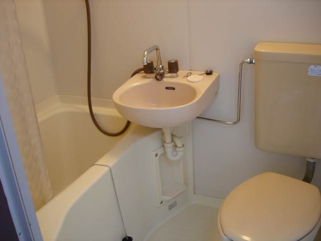 Bath. Cleaning is easy UB