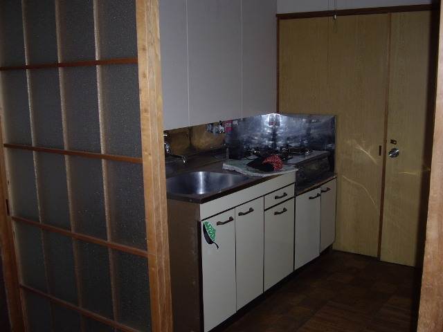 Kitchen. Kitchen (two-burner installation Allowed stove)