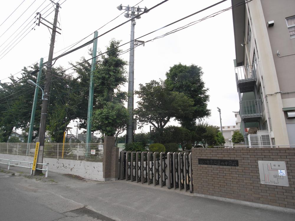 Junior high school. 875m until the fourth junior high school