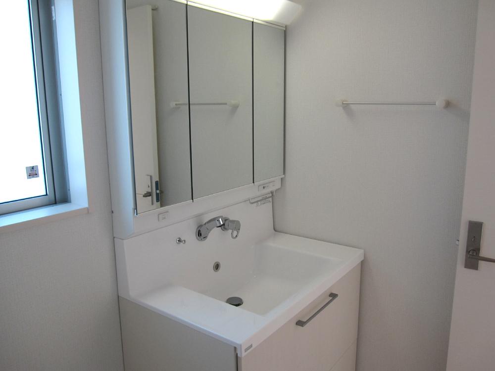 Wash basin, toilet. 1 Building