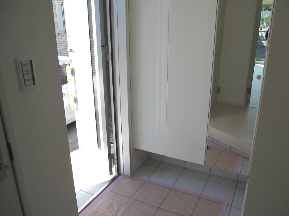 Entrance. 1 Building