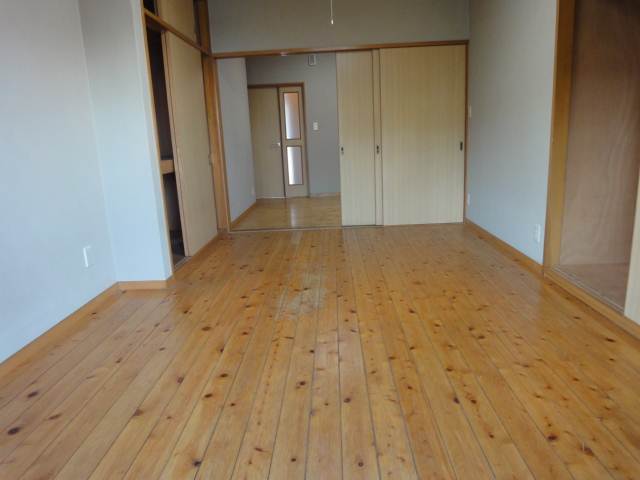 Living and room. Western-style 8 pledge