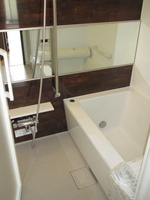 Bathroom. Room (August 2013) Shooting With bathroom Reheating function ・ New replacement with a bathroom dryer