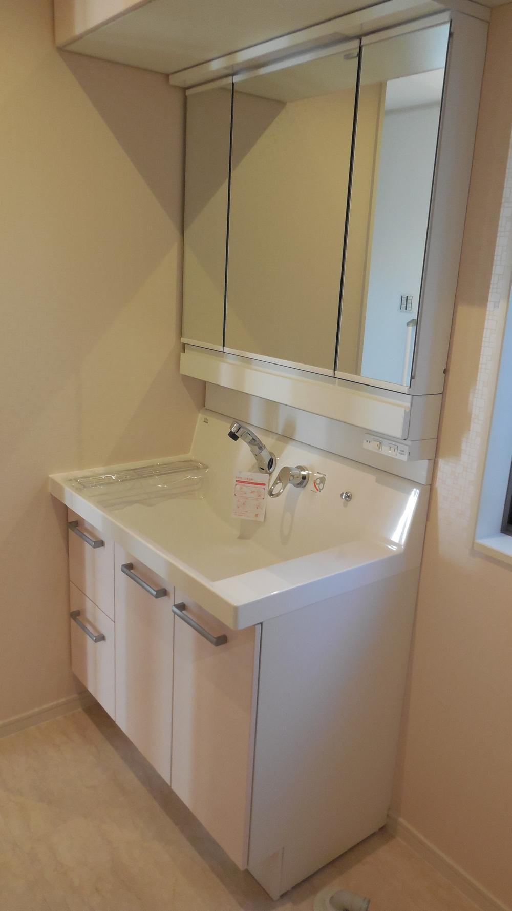 Wash basin, toilet. Indoor (12 May 2013) Shooting