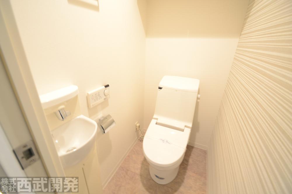 Toilet. Bidet and washbasin