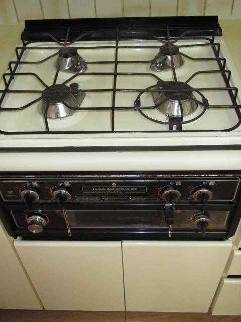 Kitchen. Indoor (10 May 2013) Shooting The kitchen is a four-neck gas system Kitchen I have is make many number of articles at a time