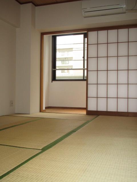 Non-living room. Indoor (10 May 2013) Shooting The Japanese ahead there is a solarium.