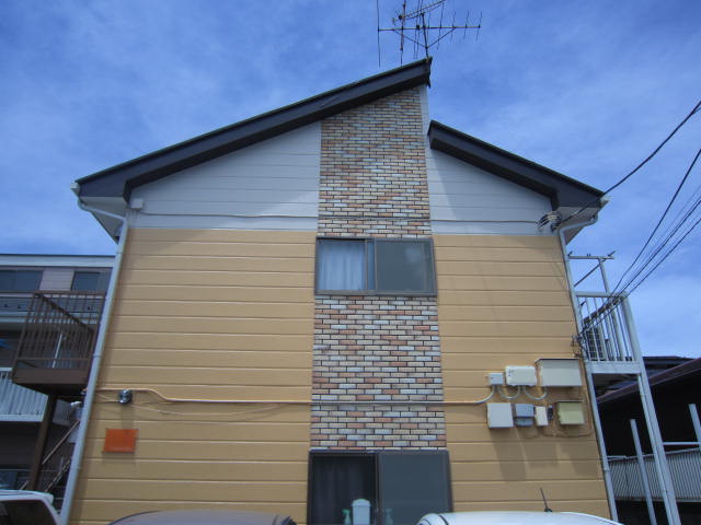 Building appearance. Shopping is easy location ~