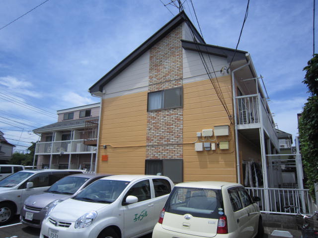 Building appearance. Also close to the parking lot! !