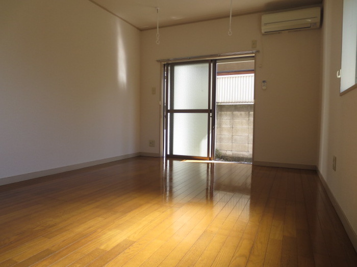 Living and room. Flooring Western-style (* ^ - ^ *)