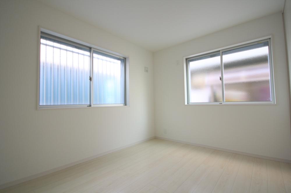 Non-living room. Local Photos